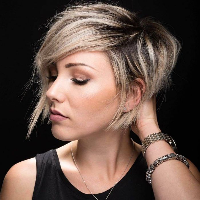 Estilo de cabello corto y moderno para mujer