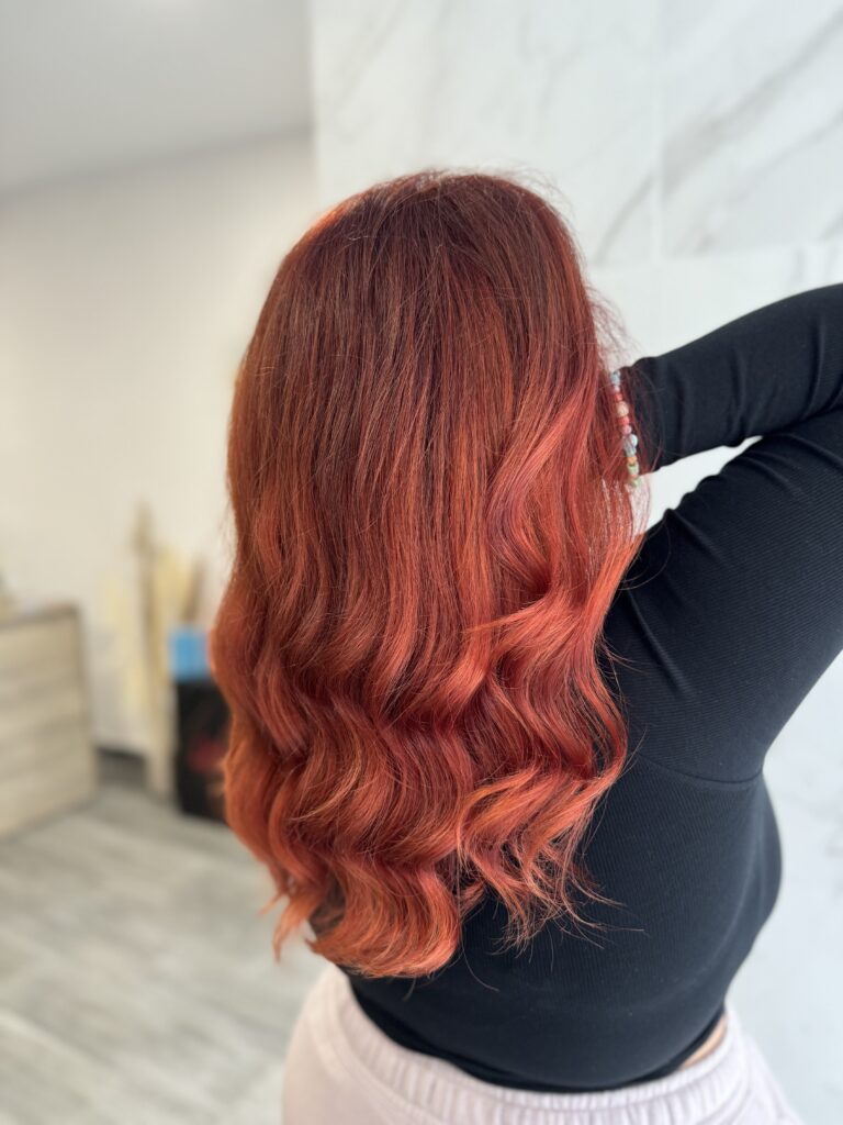 Detalle de cabello rojo intenso con rizos