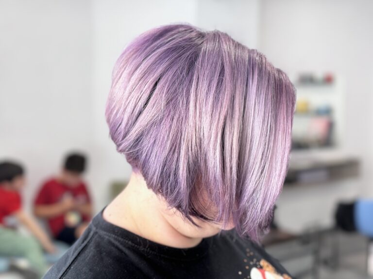 Estilo de cabello corto y moderno para mujer