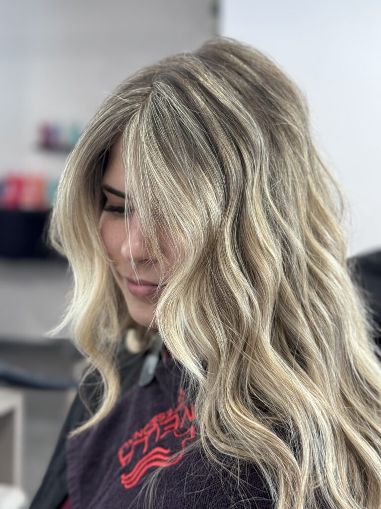 Cabello largo con mechas rubias y base oscura