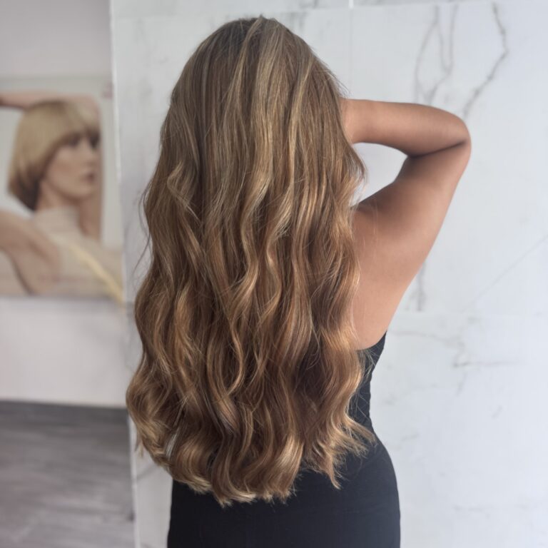 Cabello largo con mechas rubias y base oscura